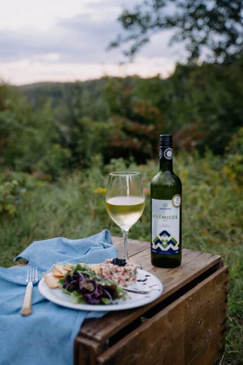 Le vin Prémices Blanc 2019, du vignoble Les Artisans du Terroir, servi avec le Tartare aux deux truites à l'italienne de Chef Christian